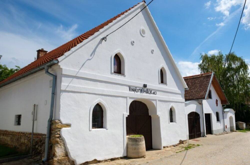 Sklep Vinařství Halkoci ve sklepní uličce v Šatově