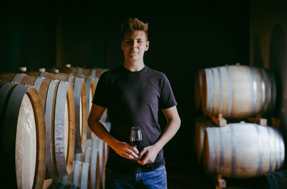 Weingut Sonnenhügel - Syn Simon Schleinzer se svým prvním vyrobeným vínem