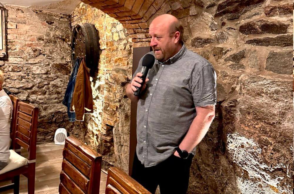 Vinař Jan Vaněk při řízené degustaci v naší vinotéce ve Znojmě